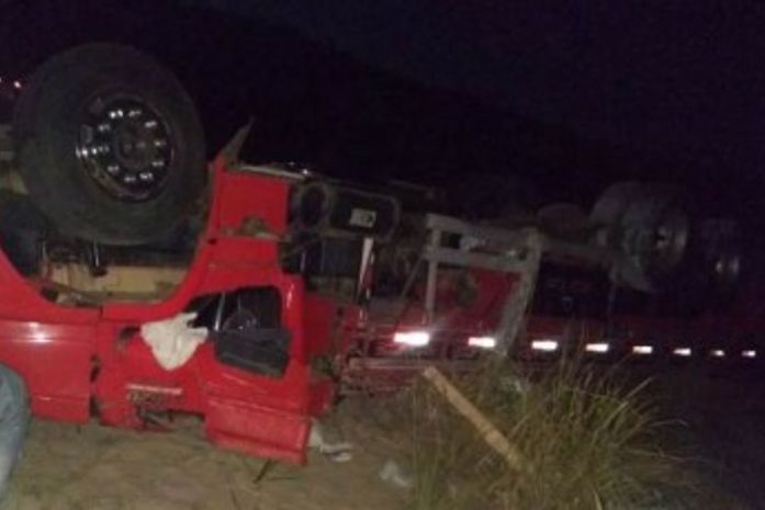 Caminhão capota e deixa um morto em trecho da BR 101, em Pilar