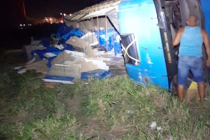 Acidente entre carro de passeio e carreta deixou uma pessoa morta em São Sebastião