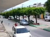 Menino em cavalo atinge traseira de carro
