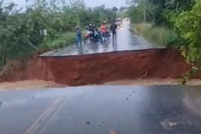 Vídeo: Ponte entre as cidades de Arapiraca e Feira Grande desaba devido às fortes chuvas