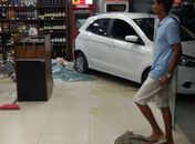 Carro invadiu o posto de combustíveis na noite desse domingo (29)
