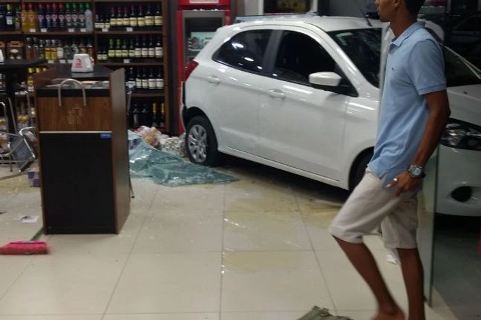 Carro invadiu o posto de combustíveis na noite desse domingo (29)