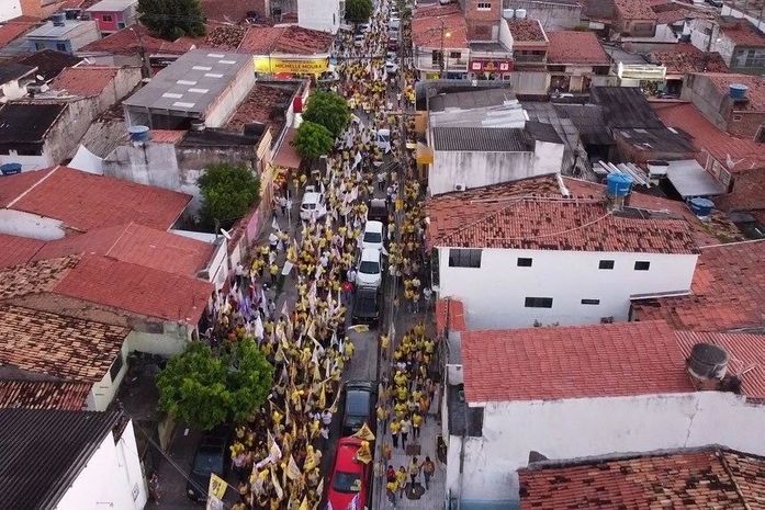 Flávia Cavalcante leva milhares de pessoas em sua primeira caminhada em Maceió