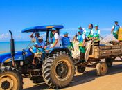 Voluntários e Prefeitura unem-se para limpeza da Praia de Carro Quebrado com o apoio do Hotel Vila Galé