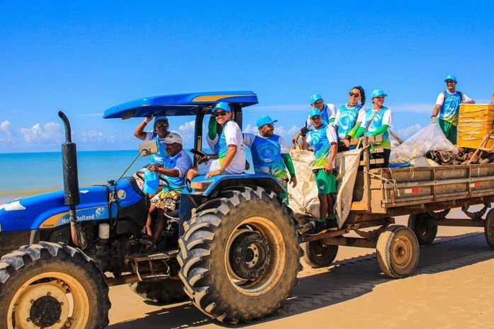 Voluntários e Prefeitura unem-se para limpeza da Praia de Carro Quebrado com o apoio do Hotel Vila Galé
