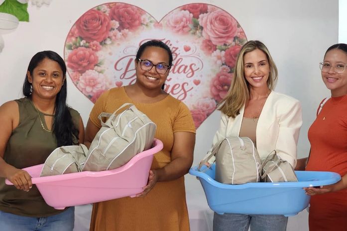 Prefeitura de Jequiá da Praia entrega enxovais para futuras mamães