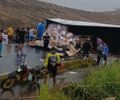 Carreta carregada de frutas tomba na BR-101, em Alagoas 