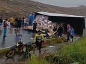 Carreta carregada de frutas tomba na BR-101, em Alagoas 