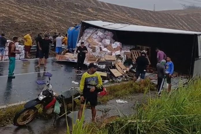 Carreta carregada de frutas tomba na BR-101, em Alagoas