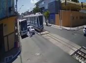 Homem saltou da moto e tirou idosa de perto dos trilhos.