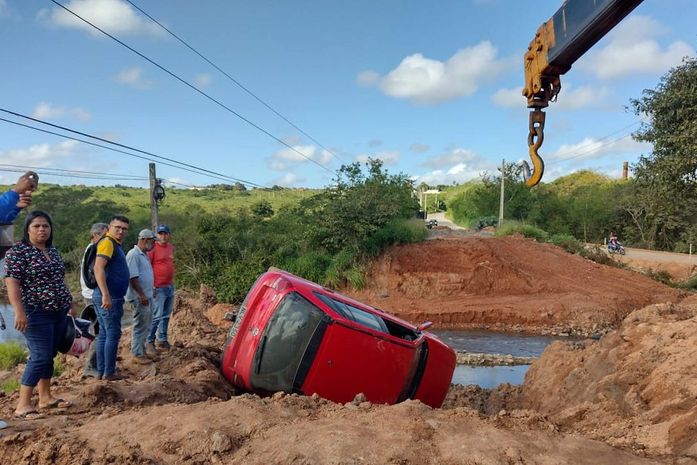 Após faltar freio, carro capota no trecho em obras da ponte na AL-485