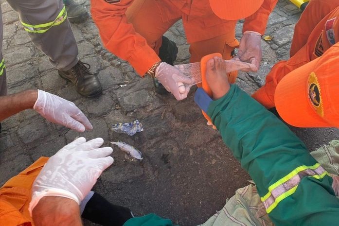 Técnico de empresa de internet torceu o tornozelo ao cair de escada, depois de receber descarga elétrica.