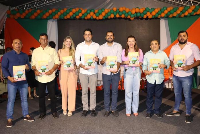 Vereadores prestigiam lançamento do livro “Santana do Mundaú, cidade da gente”