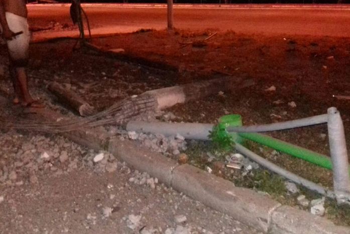 Postes foram derrubados (Foto: Guilherme Carvalho Filho