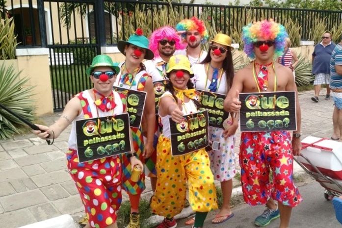 Foliões levam irreverência para bloco Pinto da Madrugada