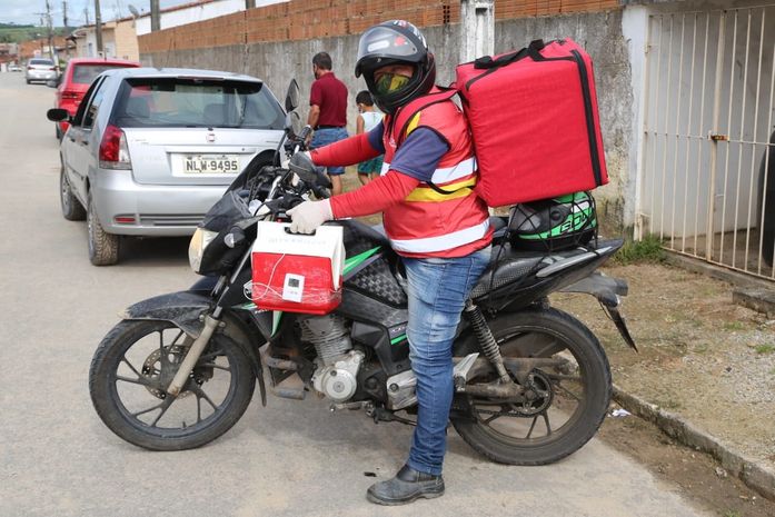 Farmácia em casa: Prefeitura entrega medicamentos nas residências com mototaxistas da cidade