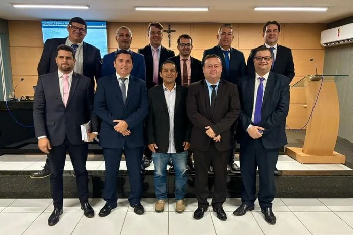 Câmara Municipal recebe professor José Sandro, autor de obra histórica sobre Arapiraca