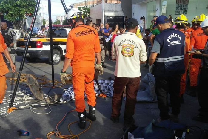 Corpo do 2° funcionário que morreu em tubulação de esgoto é resgatado pelo Corpo de Bombeiros