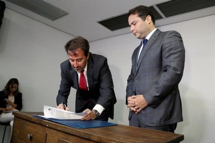 Ministro e Renan Filho assinam termo
