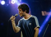 Aposta do indie brasileiro dos anos 20, a banda alagoana azul azul quebra jejum de lançamentos com esperado álbum homônimo de estreia 

