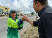 "São poucos os que lembram e valorizam a gente", diz gari ao receber homenagem de Francisco Sales