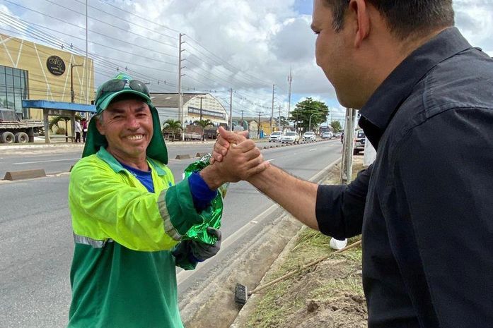 "São poucos os que lembram e valorizam a gente", diz gari ao receber homenagem de Francisco Sales