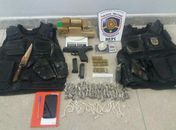 Homem armado é preso em Pernambuco com capas de coletes da Polícia Militar de Alagoas