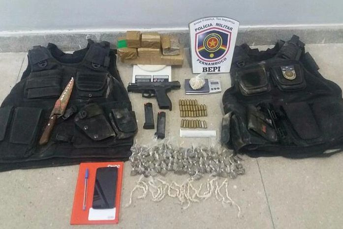 Homem armado é preso em Pernambuco com capas de coletes da Polícia Militar de Alagoas