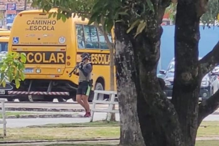 Militar foi flagrado por populares correndo com fuzil em punho dentro do Cepa, em Maceió