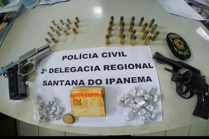 Material apreendido com os jovens em um colégio estadual