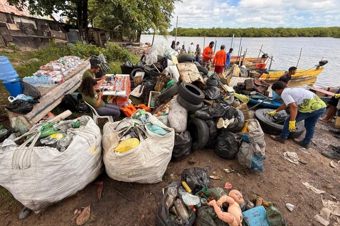 Mais de uma tonelada de lixo é recolhida em ação na Lagoa Mundaú