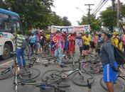 Grupo de ciclista bloqueia faixa azul na Fernandes Lima e pede remoção de sinalização 