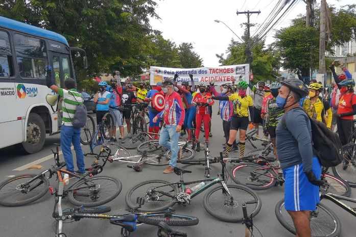 Grupo de ciclista bloqueia faixa azul na Fernandes Lima e pede remoção de sinalização
