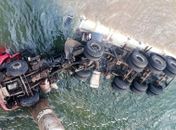 Caminhão cai de ponte de 53m de altura no PR; motorista morre
