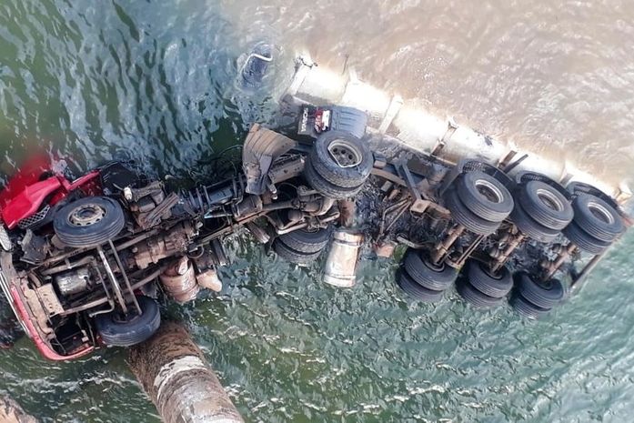 Caminhão cai de ponte de 53m de altura no PR; motorista morre