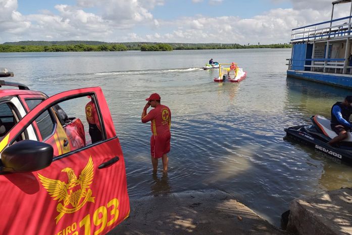 Bombeiros retomam buscas por criança que caiu de embarcação na Lagoa Mundaú