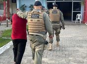 Policiais penais cumpriram mandados de prisão no Clima Bom, Vergel e Poço; um dos presos é apontado como líder de facção.