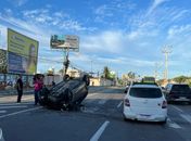 Carro de passeio capota e deixa trânsito lento na Av. Gustavo Paiva