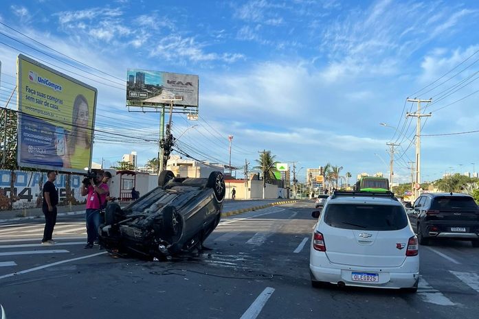 Carro de passeio capota e deixa trânsito lento na Av. Gustavo Paiva