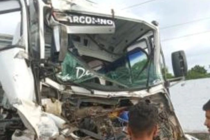 Colisão envolveu dois caminhões e deixou um ferido em Arapiraca