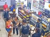 Vídeo: Bebê é salva por policiais após parada respiratória em loja de conveniência em Penedo