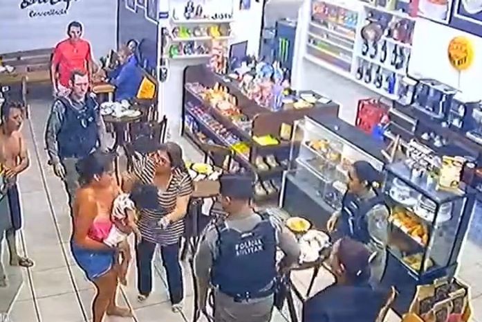 Vídeo: Bebê é salva por policiais após parada respiratória em loja de conveniência em Penedo