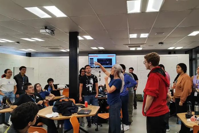 Brasileiros adultos com ensino superior completo chegam a 18,4%