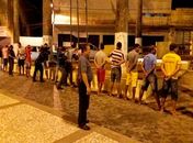 Homens e mulheres foram revistados na Praça da Independência, em Palmeira dos Índios