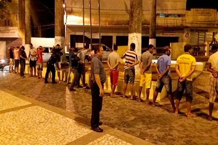 Homens e mulheres foram revistados na Praça da Independência, em Palmeira dos Índios