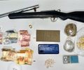 PM-AL prende homem com drogas, arma artesanal e dinheiro em Piranhas