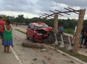 Carro invade calçada e colide com estrutura de concreto do Bosque das Arapiraca
