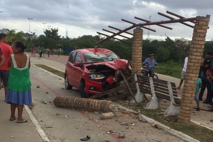 Carro invade calçada e colide com estrutura de concreto do Bosque das Arapiraca