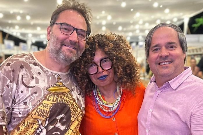 O gentilíssimo, Dênis Henrique, secretário de Cultura, nos apresentou o ator Licurgo Spinola e a conversa se fez. Estamos na FLIBARRA