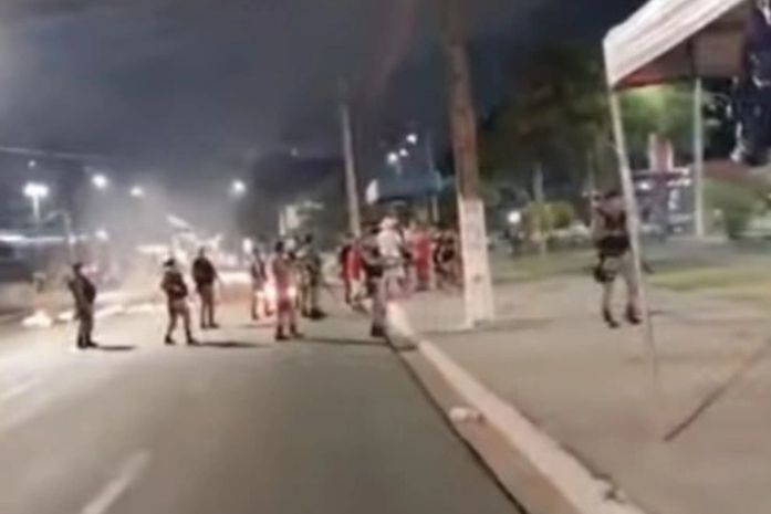 Ação da PM gera protesto e confusão durante evento para crianças na Grota do Cigano